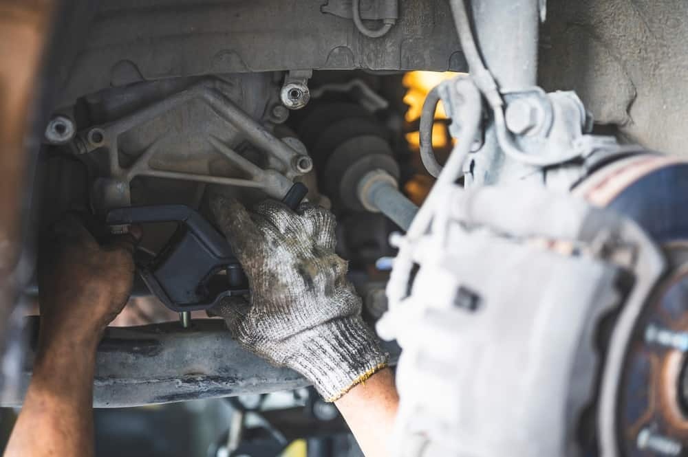 Paano Palitan ang isang Outer Tie Rod End