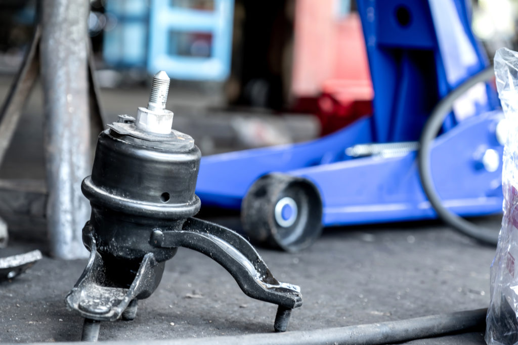 Mahirap bang palitan ang transmission mount para sa mga DIYer?